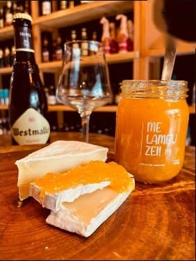 Queijo com geleia e cerveja belga