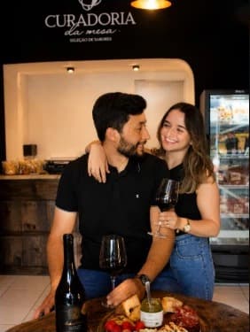 Clientes brindando com vinho na loja