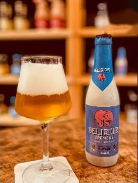 Cerveja belga servida em taça