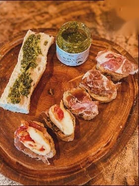 Tábua com pães, patês e embutidos